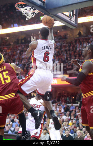 02 déc., 2010 - Cleveland, Ohio, USA - Miami Heat LeBron James dans les disques durs pour un layup contre son ancienne équipe les cavaliers de Cleveland. (Crédit Image : © Damon Higgins/Le Palm Beach Post/ZUMAPRESS.com) Banque D'Images