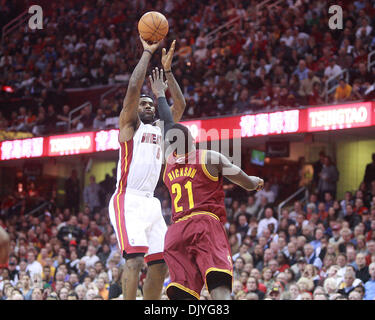 02 déc., 2010 - Cleveland, Ohio, USA - LeBron James s'arrête pour un jumpshot sur son ancien coéquipier J. J. Hickson. (Crédit Image : © Damon Higgins/Le Palm Beach Post/ZUMAPRESS.com) Banque D'Images