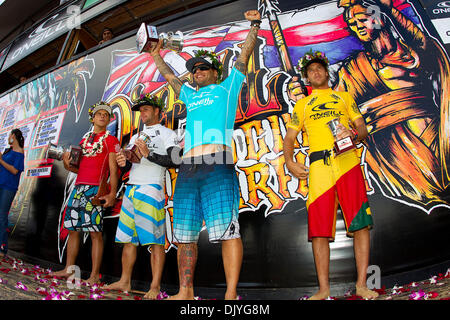 02 déc., 2010 - Haleiwa, Hawaii, USA - RAONI MONTEIRO (Saquarema, Rio de Janeiro, Brésil) (photo en bleu) affirme que sa victoire à la O'Neill World Cup of Surfing à Sunset Beach à Oahu, Hawaii aux côtés de finalistes (L-R) Julian Wilson (AUS), Josh Kerr (AUS) et Granger Larsen (HAW). Monteiro a emporté sur son plus proche rival, Julian Wilson (AUS) Affichage d'une vague de chaleur deux total 1 Banque D'Images