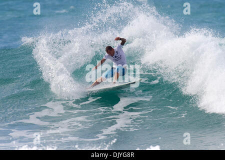 02 déc., 2010 - Haleiwa, Hawaii, USA - RAONI MONTEIRO (Saquarema, Rio de Janeiro, Brésil) (photo) affirme que sa victoire à la O'Neill World Cup of Surfing à Sunset Beach à Oahu, Hawaii aujourd'hui.Monteiro a emporté sur son plus proche rival, Julian Wilson (AUS) Affichage d'une vague de chaleur deux total 14,37 20,00 (hors de) de Wilson 14,20, la paire terminant première et seconde devant Granger Banque D'Images