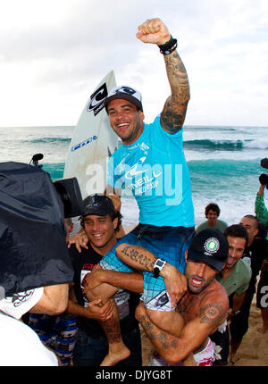 02 déc., 2010 - Haleiwa, Hawaii, USA - RAONI MONTEIRO (Saquarema, Rio de Janeiro, Brésil) (photo) affirme que sa victoire à la O'Neill World Cup of Surfing à Sunset Beach à Oahu, Hawaii aujourd'hui.Monteiro a emporté sur son plus proche rival, Julian Wilson (AUS) Affichage d'une vague de chaleur deux total 14,37 20,00 (hors de) de Wilson 14,20, la paire terminant première et seconde devant Granger Banque D'Images