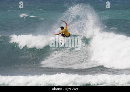 02 déc., 2010 - Haleiwa, Hawaii, USA - JORDY SMITH (Durban, Afrique du Sud) (photo) a placé l'égalité à la 13e O'Neill World Cup of Surfing à Sunset Beach, New York aujourd'hui après avoir été éliminé de l'événement dans les quarts de finale.Smith a conduit la chaleur jusqu'à ce qu'il a malheureusement chuté sur la même vague comme un autre internaute dans sa course et a eu une ingérence dans le res Banque D'Images