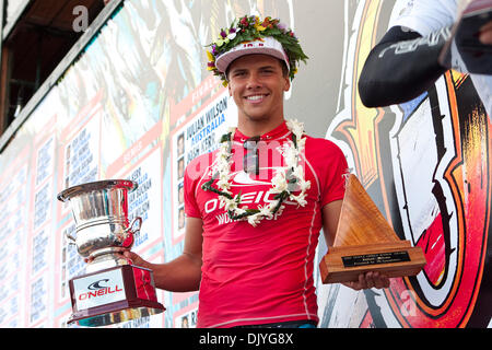 02 déc., 2010 - Haleiwa, Hawaii, USA - JULIAN WILSON (Sunshine Coast, Australie) (photo) a terminé runner - jusqu'à l'O'Neill World Cup of Surfing où il a reçu le JN Automotive de recrue de l'année au coucher du Soleil Plage aujourd'hui.Wilson a été défait par gagnant général Raonio Monteiro (BRA) par la plus petite des marges affichant un score global de 14,20 (sur 32) à 14,3 de Monteiro Banque D'Images