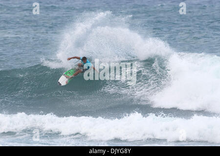 02 déc., 2010 - Haleiwa, Hawaii, USA - JULIAN WILSON (Sunshine Coast, Australie) (photo) a terminé runner - jusqu'à l'O'Neill World Cup of Surfing où il a reçu le JN Automotive de recrue de l'année au coucher du Soleil Plage aujourd'hui.Wilson a été défait par gagnant général Raonio Monteiro (BRA) par la plus petite des marges affichant un score global de 14,20 (sur 32) à 14,3 de Monteiro Banque D'Images