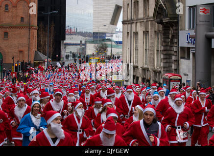 Liverpool, Merseyside, Royaume-Uni. 1er décembre 2013. Les coureurs de la rue James à la Liverpool Santa Dash à partir de la jetée tête et essayer de battre le record mondial Guinness pour le plus grand rassemblement "Santa" qui se situe à moins de 13 000 et aussi essayer d'élever à plus de dernières années total de €5 millions. Festive Fun Run est l'appui du texte de TVI Santa Appel cette année pour aider à recueillir des fonds pour l'âge UK, Anthony Nolan, soignants UK, Marie Curie Cancer Care, ensemble pour de courtes vies et Whizz-Kidz. Credit : Mar Photographics/Alamy Live News Banque D'Images