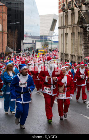 Liverpool, Merseyside, Royaume-Uni. 1er décembre 2013. Les coureurs de la rue James à la Liverpool Santa Dash à partir de la jetée tête et essayer de battre le record mondial Guinness pour le plus grand rassemblement "Santa" qui se situe à moins de 13 000 et aussi essayer d'élever à plus de dernières années total de €5 millions. Festive Fun Run est l'appui du texte de TVI Santa Appel cette année pour aider à recueillir des fonds pour l'âge UK, Anthony Nolan, soignants UK, Marie Curie Cancer Care, ensemble pour de courtes vies et Whizz-Kidz. Credit : Mar Photographics/Alamy Live News Banque D'Images