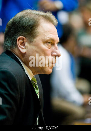 2 décembre 2010 - Durham, Caroline du Nord, États-Unis d'Amérique - entraîneur-chef de l'État du Michigan Tom Izzo montres Duc réchauffer. Duc de l'État du Michigan à 84-79 battements Cameron Indoor Stadium (crédit Image : © Mark Abbott Global/ZUMAPRESS.com)/Southcreek Banque D'Images