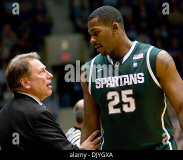 2 décembre 2010 - Durham, Caroline du Nord, États-Unis d'Amérique - entraîneur-chef de l'État du Michigan Tom Izzo parle à la Michigan State Spartans center Derrick Nix (25) alors qu'il sort de la partie. Duc de l'État du Michigan à 84-79 battements Cameron Indoor Stadium (crédit Image : © Mark Abbott Global/ZUMAPRESS.com)/Southcreek Banque D'Images