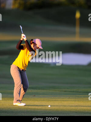 2 décembre 2010 - Orlando, Floride, États-Unis d'Amérique - Karine de la France : Nous pourrons ainsi prendre but à la 18e vert pendant le premier tour de l'action à la LPGA Championship à Grand Cypress Golf Club à Orlando, (Image Crédit : © Brad Barr/ZUMAPRESS.com) Southcreek/mondial Banque D'Images