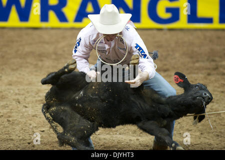 Le 3 décembre 2010 - Las Vegas, Nevada, United States of America - tie-down roper Tyson Durfey de Colbert, WA mis en place un temps de 8,30 au cours de la seconde à la Wrangler 2010 National Finals Rodeo au Thomas & Mack Center. (Crédit Image : © Matt Cohen/ZUMAPRESS.com) Southcreek/mondial Banque D'Images