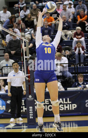 Le 3 décembre 2010 - University Park, PA, États-Unis d'Amérique - Delaware Jess Chason Setter (# 10) en action de jeu au cours d'un match de volley-ball où Virginia Tech a défait le Delaware 3 jeux à 0 dans le premier tour de la NCAA tournoi. (Crédit Image : © Bill Streicher/global/ZUMAPRESS.com) Southcreek Banque D'Images