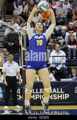 Le 3 décembre 2010 - University Park, PA, États-Unis d'Amérique - Delaware Jess Chason Setter (# 10) en action de jeu au cours d'un match de volley-ball où Virginia Tech a défait le Delaware 3 jeux à 0 dans le premier tour de la NCAA tournoi. (Crédit Image : © Bill Streicher/global/ZUMAPRESS.com) Southcreek Banque D'Images