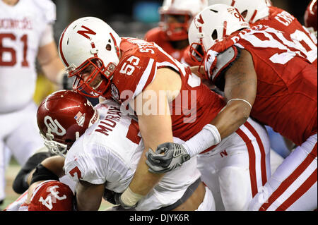 4 décembre 2010 - Arlington, Texas, United States of America - Oklahoma Sooners running back DeMarco Murray (7) est présenté par Nebraska Cornhuskers attaquer défensive Steinkuhler Baker (55) au cours de la Big 12 Championnat match entre l'Université de l'Oklahoma et l'Université du Nebraska. Le # 9 a défait les Sooners # 13 Huskers 23-20 au Cowboys Stadium à Arlington, au Texas. (Crédit Im Banque D'Images