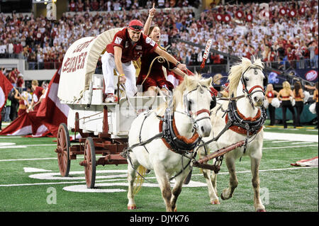 4 décembre 2010 - Arlington, Texas, United States of America - l'Oklahoma Sooners Mascottes prendre le terrain pendant le jeu entre l'Université de l'Oklahoma et l'Université du Nebraska. Le # 9 a défait les Sooners # 13 Huskers 23-20 au Cowboys Stadium à Arlington, au Texas. (Crédit Image : © Jerome Miron/ZUMAPRESS.com) Southcreek/mondial Banque D'Images