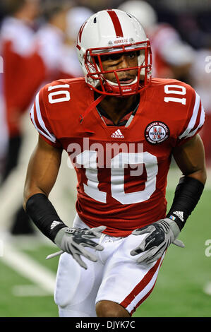 4 décembre 2010 - Arlington, Texas, United States of America - Nebraska Cornhuskers Dijon évoluait Washington (10) se réchauffe avant le match entre l'Université de l'Oklahoma et l'Université du Nebraska. Le # 9 a défait les Sooners # 13 Huskers 23-20 au Cowboys Stadium à Arlington, au Texas. (Crédit Image : © Jerome Miron/ZUMAPRESS.com) Southcreek/mondial Banque D'Images