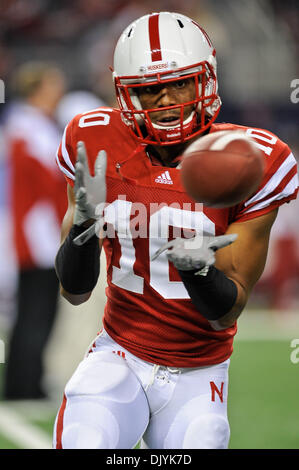 4 décembre 2010 - Arlington, Texas, United States of America - Nebraska Cornhuskers Dijon évoluait Washington (10) se réchauffe avant le match entre l'Université de l'Oklahoma et l'Université du Nebraska. Le # 9 a défait les Sooners # 13 Huskers 23-20 au Cowboys Stadium à Arlington, au Texas. (Crédit Image : © Jerome Miron/ZUMAPRESS.com) Southcreek/mondial Banque D'Images