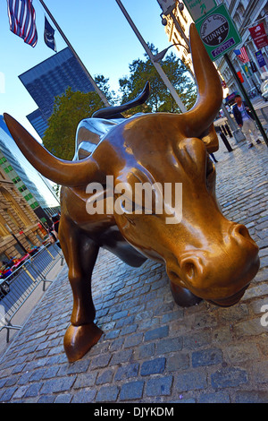 Bull charge statue sur Wall Street et Bowling Green, New York. Nord Banque D'Images