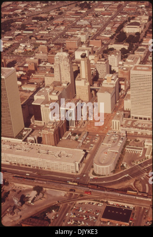 Une vue aérienne capture le Lone Star, un train de passagers, voyageant à travers le centre-ville d'Oklahoma City sur sa route de Chicago à Houston. Banque D'Images