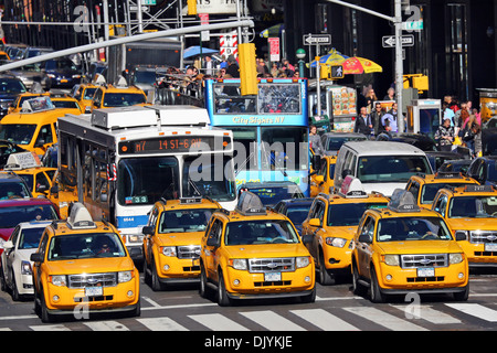 Les taxis jaune roulant dans la rue, New York. Nord Banque D'Images