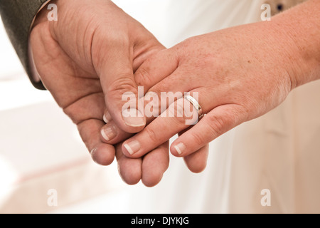 Un gros plan d'une jeune mariée et se toilette mains au cours d'une cérémonie de mariage traditionnelle britannique. Banque D'Images