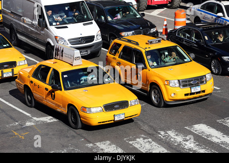 Les taxis jaune roulant dans la rue, New York. Nord Banque D'Images