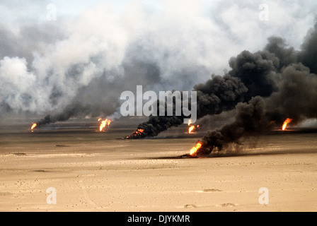 Vue aérienne de flamboyant des puits de pétrole dans le sillage de l'opération Tempête du désert, le 21 mars 1991 dans les champs de pétrole, le Koweït Ahman. Les puits ont été incendiés par les forces iraquiennes avant qu'ils aient été chassés de la région par la force de la coalition. Banque D'Images