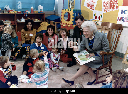 Première Dame Barbara Bush indique 'Ours brun Ours brun' pour les enfants avec le Missouri Gouverneur John Ashcroft à un 'Parents en tant que parent et enfant d'enseignants au groupe Ferguson-Florissant School District 16 Octobre, 1991 dans florissant, Missouri. Banque D'Images