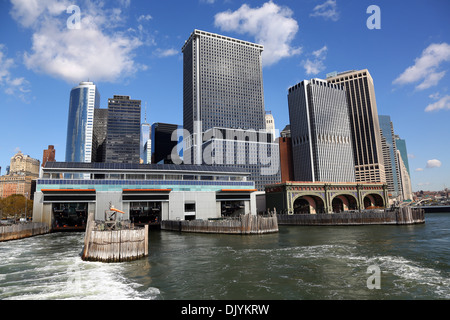 Vue générale de la ville de New York Manhattan skyline et le terminal de ferry du Sud pour le ferry pour Staten Island, New York. Nord Banque D'Images