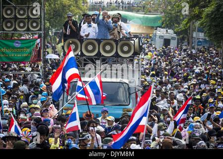 Bangkok, Thaïlande. 1er décembre 2013. Les manifestants se rassembleront sur Phitsanulok Road à Bangkok avant de marcher vers les postes de police anti-émeute thaïlandaise. Des milliers d'anti-gouvernement thaïlandais face à la police anti-émeute à Phanitchayakan Intersection, à côté de la résidence du gouverneur (le bureau du Premier ministre). Les manifestants ont jeté des pierres et autres projectiles sur les policiers qui ont riposté avec des vagues de gaz lacrymogène et d'armes de dispersion chimique anti-nd.Crédit gove : ZUMA Press, Inc./Alamy Live News Banque D'Images