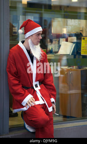 Liverpool, Merseyside, UK 1er décembre 2013. Faites glisser rapidement de l'athlète avant le début de la Liverpool Santa Dash à partir de la jetée tête et essayer de battre le record mondial Guinness pour le plus grand rassemblement "Santa" qui se situe à moins de 13 000 et aussi essayer d'élever à plus de dernières années total de €5 millions. Festive Fun Run est l'appui du texte de TVI Santa Appel cette année pour aider à recueillir des fonds pour l'âge UK, Anthony Nolan, soignants UK, Marie Curie Cancer Care, ensemble pour de courtes vies et Whizz-Kidz. © Mar Photographics/Alamy Banque D'Images