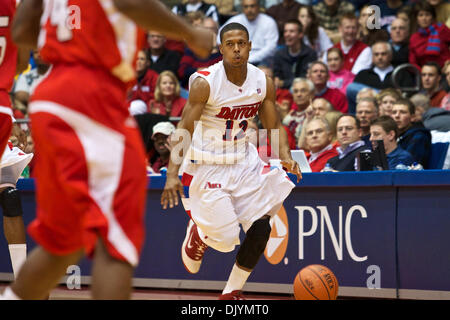 4 décembre 2010 - Dayton, Ohio, United States of America - Dayton Flyers guard Josh Parker (12) porte le ballon à la fin de la deuxième moitié du match entre Miami (OH) et à l'Université de Dayton de Dayton, Dayton, Ohio. Miami défait de Dayton (OH) 70-58. (Crédit Image : © Scott Stuart/ZUMAPRESS.com) Southcreek/mondial Banque D'Images