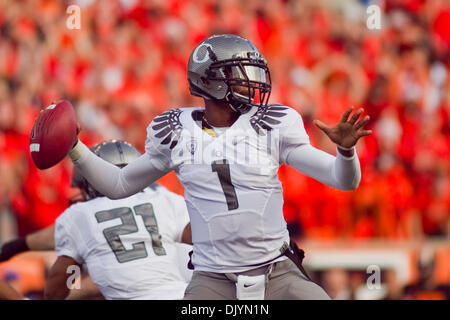 4 décembre 2010 - Corvallis, Oregon, United States of America - Oregon Ducks quarterback Darron Thomas (1) a l'air de passer à la 114e assemblée annuelle de la guerre civile. UO a défait l'OSU 37-20 dans le jeu à Reser Stadium à Corvallis Oregon. (Crédit Image : © Jimmy Hickey/ZUMAPRESS.com) Southcreek/mondial Banque D'Images