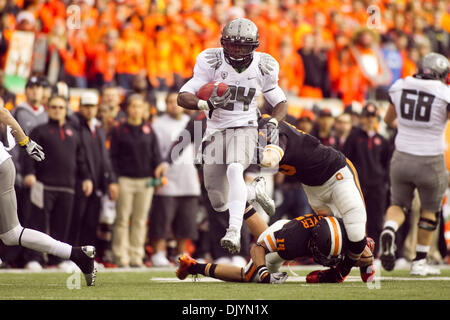 4 décembre 2010 - Corvallis, Oregon, United States of America - Oregon Ducks d'utiliser de nouveau Kenjon Barner (24) lance la balle au-delà de la défense de l'état de l'Oregon à la 114e assemblée annuelle de la guerre civile. UO a défait l'OSU 37-20 dans le jeu à Reser Stadium à Corvallis Oregon. (Crédit Image : © Jimmy Hickey/ZUMAPRESS.com) Southcreek/mondial Banque D'Images