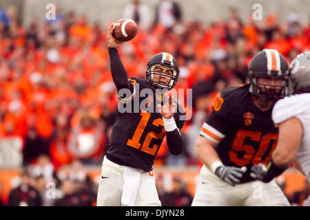 4 décembre 2010 - Corvallis, Oregon, United States of America - Oregon State Beavers quart-arrière Ryan Katz (12) lance la ballat la 114e assemblée annuelle de la guerre civile. UO a défait l'OSU 37-20 dans le jeu à Reser Stadium à Corvallis Oregon. (Crédit Image : © Jimmy Hickey/ZUMAPRESS.com) Southcreek/mondial Banque D'Images