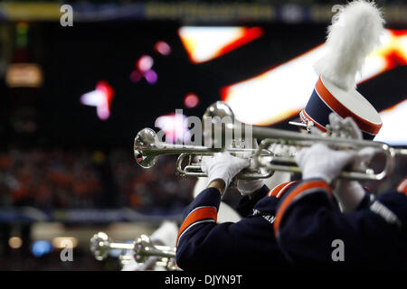 4 décembre 2010 - Atlanta, Al, États-Unis d'Amérique - La fanfare d'Auburn a ouvert avant le match de football du championnat SEC entre Caroline du Sud et Auburn. Auburn battu Caroline du Sud 56-17, au Georgia Dome, à devenir le SEC des Champions. (Crédit Image : © Jason Clark/ZUMAPRESS.com) Southcreek/mondial Banque D'Images