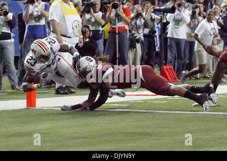 4 décembre 2010 - Atlanta, Al, États-Unis d'Amérique - Auburn Tigers Onterio McCalebb running back (23) pour les plongées au cours de l'endzone SEC Championship match de football entre la Caroline du Sud et Auburn. Auburn battu Caroline du Sud 56-17, au Georgia Dome, à devenir le SEC des Champions. (Crédit Image : © Jason Clark/ZUMAPRESS.com) Southcreek/mondial Banque D'Images