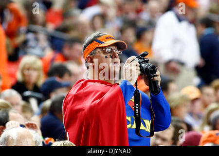 4 décembre 2010 - Atlanta, Al, États-Unis d'Amérique - Un ventilateur Auburn au cours de la SEC Championship match de football entre la Caroline du Sud et Auburn. Auburn battu Caroline du Sud 56-17, au Georgia Dome, à devenir le SEC des Champions. (Crédit Image : © Jason Clark/ZUMAPRESS.com) Southcreek/mondial Banque D'Images