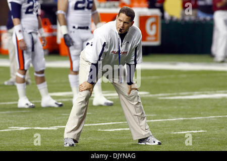 4 décembre 2010 - Atlanta, Al, États-Unis d'Amérique - entraîneur-chef Auburn Gene Chizik avant la SEC Championship match de football entre la Caroline du Sud et Auburn. Auburn battu Caroline du Sud 56-17, au Georgia Dome, à devenir le SEC des Champions. (Crédit Image : © Jason Clark/ZUMAPRESS.com) Southcreek/mondial Banque D'Images