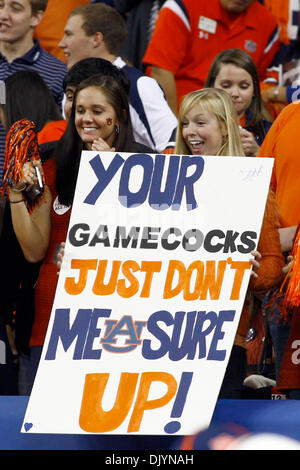 4 décembre 2010 - Atlanta, Al, États-Unis d'Amérique - Auburn fans avec leur signe au cours du match de football du championnat SEC entre Caroline du Sud et Auburn. Auburn battu Caroline du Sud 56-17, au Georgia Dome, à devenir le SEC des Champions. (Crédit Image : © Jason Clark/ZUMAPRESS.com) Southcreek/mondial Banque D'Images