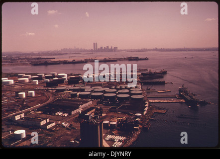 Bayonne, dans le New Jersey, se trouve le long de Upper New York Bay avec l'horizon de Manhattan visible en arrière-plan, mettant en valeur la vue emblématique sur le front de mer de la région. Banque D'Images