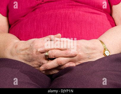 Personnes âgées woman's hands on lap Banque D'Images