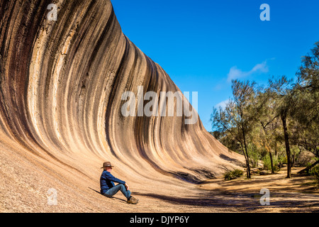 L'homme repose au fond de Wave Rock, près de Hyden, Australie occidentale Banque D'Images