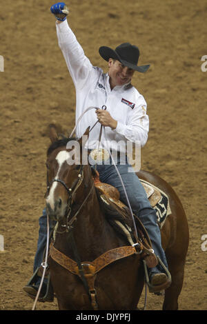 Le 5 décembre, 2010 - Las Vegas, Nevada, United States of America - Roper Trevor Brazile de Decatur, TX célèbre après l'enregistrement d'un 4,30 dans team roping au cours de la quatrième à la Wrangler 2010 National Finals Rodeo au Thomas & Mack Center. (Crédit Image : © Matt Cohen/ZUMAPRESS.com) Southcreek/mondial Banque D'Images