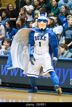 6 décembre 2010 - Durham, Caroline du Nord, États-Unis d'Amérique - le duc blue devil Mascot. Duc bat la Texas A&M à 61-58 Cameron Indoor Stadium (crédit Image : © Mark Abbott Global/ZUMAPRESS.com)/Southcreek Banque D'Images