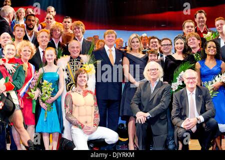 Scheveningen, à La Haye. 30Th Nov, 2013. Le roi Willem-Alexander et Maxima La reine des Pays-Bas présentent avec les membres de la distribution du concert au théâtre du cirque à Scheveningen, à La Haye, 30 novembre 2013. Des artistes comme ; Huub Stapel qui jouait le roi Willem I l'ensemble de la journée, Caro Emerald, Guus Meeuwis, Ruben Nicolai, Brigitte Kaandorp, Carel Kraayenhof, Jeroen van der Boom, Paul van Vliet et le Metropole Orchestra. 30 novembre début de la célébration de 200 ans Royaume des Pays-Bas. Photo : Patrick van Katwijk/dpa/Alamy Live News Banque D'Images