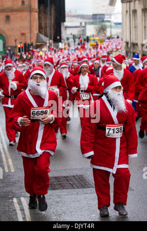 Liverpool, Merseyside, UK 1er décembre 2013. Porteur du Liverpool Santa Dash à partir de la jetée tête et essayer de battre le record mondial Guinness pour le plus grand rassemblement "Santa" qui se situe à moins de 13 000 et aussi essayer d'élever à plus de dernières années total de €5 millions. Festive Fun Run est l'appui du texte de TVI Santa Appel cette année pour aider à recueillir des fonds pour l'âge UK, Anthony Nolan, soignants UK, Marie Curie Cancer Care, ensemble pour de courtes vies et Whizz-Kidz. Credit : Mar Photographics/Alamy Live News Banque D'Images