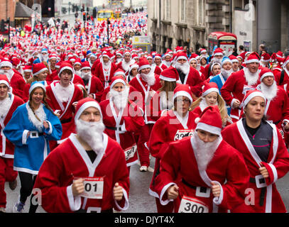 Liverpool, Merseyside, UK 1er décembre 2013. Porteur du Liverpool Santa Dash à partir de la jetée tête et essayer de battre le record mondial Guinness pour le plus grand rassemblement "Santa" qui se situe à moins de 13 000 et aussi essayer d'élever à plus de dernières années total de €5 millions. Festive Fun Run est l'appui du texte de TVI Santa Appel cette année pour aider à recueillir des fonds pour l'âge UK, Anthony Nolan, soignants UK, Marie Curie Cancer Care, ensemble pour de courtes vies et Whizz-Kidz. Credit : Mar Photographics/Alamy Live News Banque D'Images