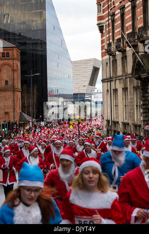 Liverpool, Merseyside, UK 1er décembre 2013. Porteur du Liverpool Santa Dash à partir de la jetée tête et essayer de battre le record mondial Guinness pour le plus grand rassemblement "Santa" qui se situe à moins de 13 000 et aussi essayer d'élever à plus de dernières années total de €5 millions. Festive Fun Run est l'appui du texte de TVI Santa Appel cette année pour aider à recueillir des fonds pour l'âge UK, Anthony Nolan, soignants UK, Marie Curie Cancer Care, ensemble pour de courtes vies et Whizz-Kidz. Credit : Mar Photographics/Alamy Live News Banque D'Images