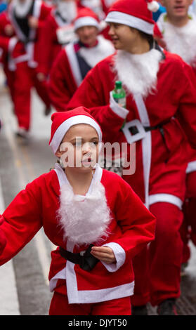 Liverpool, Merseyside, UK 1er décembre 2013. Porteur du Liverpool Santa Dash à partir de la jetée tête et essayer de battre le record mondial Guinness pour le plus grand rassemblement "Santa" qui se situe à moins de 13 000 et aussi essayer d'élever à plus de dernières années total de €5 millions. Festive Fun Run est l'appui du texte de TVI Santa Appel cette année pour aider à recueillir des fonds pour l'âge UK, Anthony Nolan, soignants UK, Marie Curie Cancer Care, ensemble pour de courtes vies et Whizz-Kidz. Credit : Mar Photographics/Alamy Live News Banque D'Images