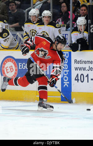 10 déc., 2010 - Providence, Rhode Island, United States of America - avec le tournage à peu près la même Pitates ont trouvé le fond du filet qu'ils continuent pour gagner 5-1. Pirates (LW) Colin Stuart (# 10) (Crédit Image : © Jim Melito/global/ZUMAPRESS.com) Southcreek Banque D'Images